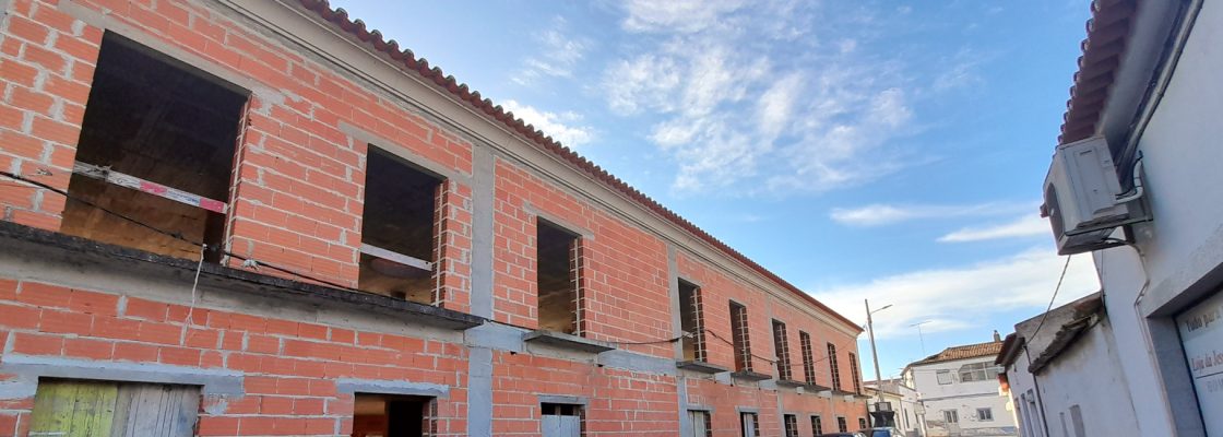 Obras inacabadas e falta de conservação nas Edificações