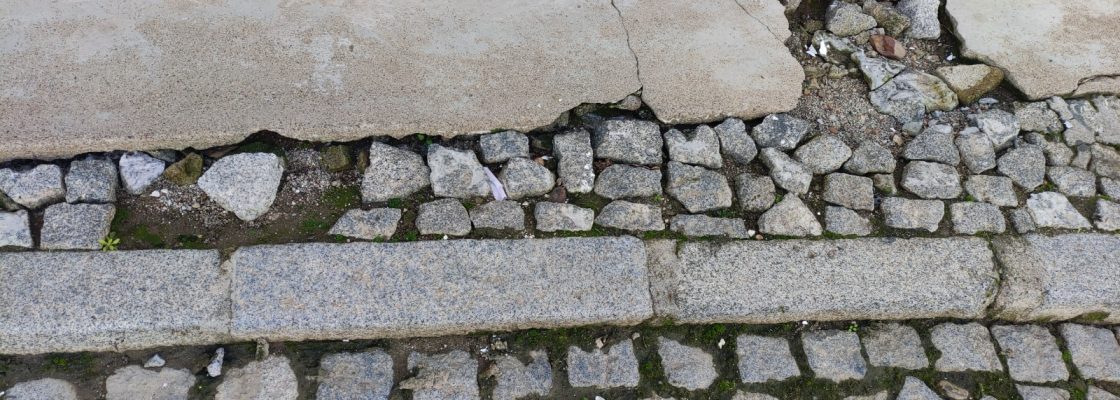 Mourão – Prosseguem as reparações em diversos passeios e calçadas