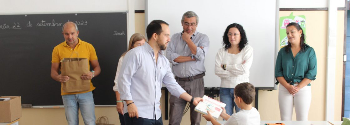 Município entrega cadernos de atividades