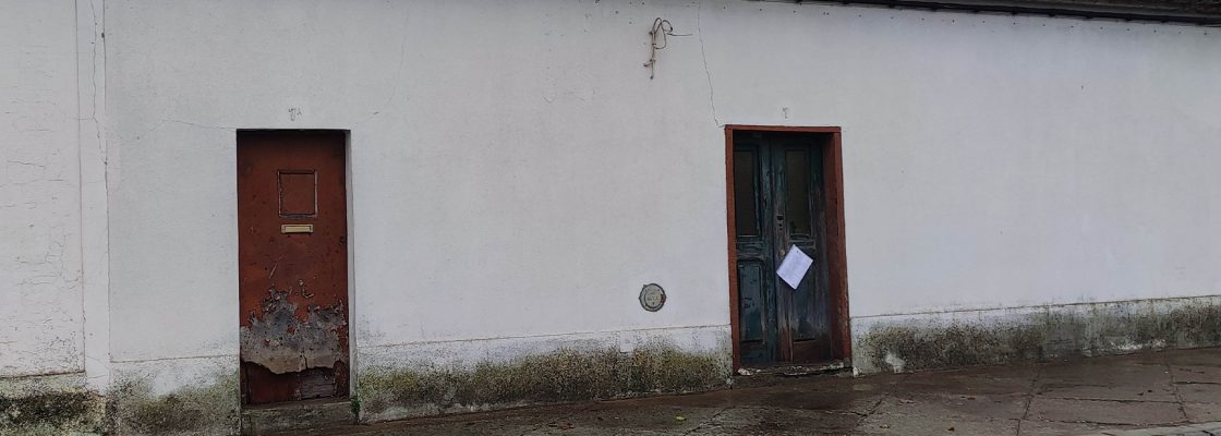 Mourão – Prédio devoluto – Rua do Alto da Forca, n.º 13 – Notificação de Ações a tom...