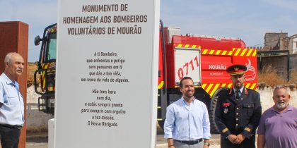 Autarquia homenageia Bombeiros Voluntários de Mourão No dia 28 de junho foi inaugurado o monumento de homenagem aos Bombeiros Voluntários de Mourão, uma cerimónia dedicada aos homens e mulheres que diariamente dedicam a sua vida a esta profissão.   A Câmara Municipal distinguiu estes profissionais pelo seu empenho, coragem, espirito de sacrifício e resiliência numa cerimonia em que esteve presente o presidente da autarquia, João Fortes, o presidente da Direção da Federação dos Bombeiros do Distrito de Évora, Paulo Alves, o presidente da direção da Associação Humanitária dos Bombeiros Voluntários de Mourão, Alexandre Mendonça, o presidente da assembleia da Associação Humanitária dos Bombeiros Voluntários de Mourão, Luís Balão e o comodante da Associação Humanitária dos Bombeiros Voluntários de Mourão, Fábio Quintas.   O evento iniciou com a Fanfarra dos Bombeiros de Viana do Alentejo, e, durante o mesmo, foi enaltecida a importância dos bombeiros na prontidão e socorro às pessoas e bens da nossa comunidade.  Também os heróis que faleceram em funções foram homenageados através da deposição de uma coroa de flores junto ao monumento agora inaugurado.