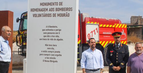 Autarquia homenageia Bombeiros Voluntários de Mourão No dia 28 de junho foi inaugurado o monumento de homenagem aos Bombeiros Voluntários de Mourão, uma cerimónia dedicada aos homens e mulheres que diariamente dedicam a sua vida a esta profissão.   A Câmara Municipal distinguiu estes profissionais pelo seu empenho, coragem, espirito de sacrifício e resiliência numa cerimonia em que esteve presente o presidente da autarquia, João Fortes, o presidente da Direção da Federação dos Bombeiros do Distrito de Évora, Paulo Alves, o presidente da direção da Associação Humanitária dos Bombeiros Voluntários de Mourão, Alexandre Mendonça, o presidente da assembleia da Associação Humanitária dos Bombeiros Voluntários de Mourão, Luís Balão e o comodante da Associação Humanitária dos Bombeiros Voluntários de Mourão, Fábio Quintas.   O evento iniciou com a Fanfarra dos Bombeiros de Viana do Alentejo, e, durante o mesmo, foi enaltecida a importância dos bombeiros na prontidão e socorro às pessoas e bens da nossa comunidade.  Também os heróis que faleceram em funções foram homenageados através da deposição de uma coroa de flores junto ao monumento agora inaugurado.
