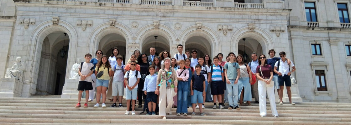 Jovens membros da Assembleia Municipal Jovem de Mourão visitam a Casa do Parlamento e a Assemble...