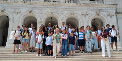 Jovens membros da Assembleia Municipal Jovem de Mourão visitam a Casa do Parlamento e a Assembleia da República