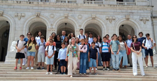 Jovens membros da Assembleia Municipal Jovem de Mourão visitam a Casa do Parlamento e a Assembleia da República