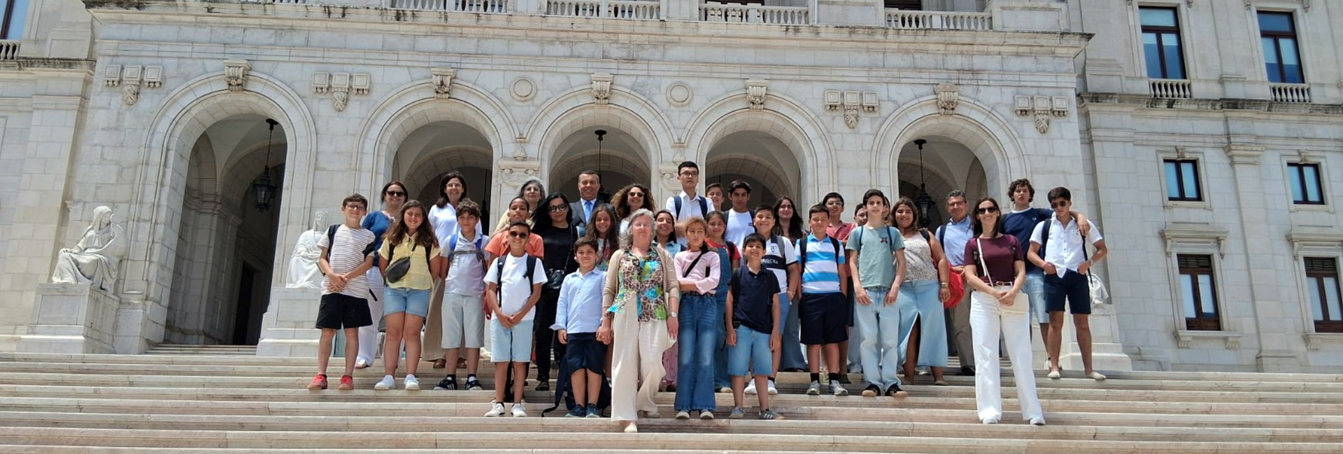 Jovens membros da Assembleia Municipal Jovem de Mourão visitam a Casa do Parlamento e a Assembleia da República